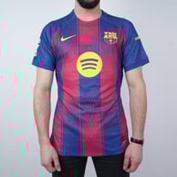 تيشيرت برشلونة الأساسي الجديد 2026