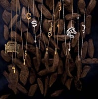 تعلقية لون ذهبي وفضي بتصميم كلاسيكي