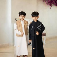 سيديري فاخرة مطرزة يدويًا بالخط العربي الأبيض