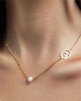 سلسال نسائي بالحروف بصدف لؤلؤ لون ذهبي