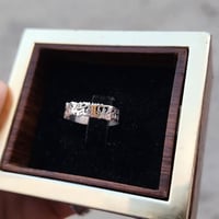 خاتم رجالي منقوش بالحروف لون فضي