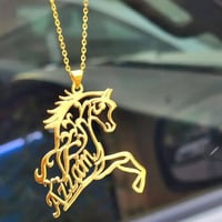 تعليقة الخيل بللون الذهبي ونقسم الراقي