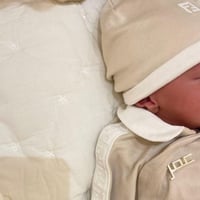 بروش اطفال محفور بالاسم وتاريخ لون فضي