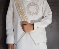 سديري ابيض مطرز بخيوط ذهبية وفضية