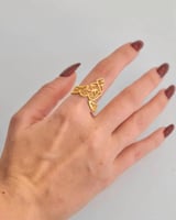 خاتم نسائي منقوش بالحروف لون ذهبي