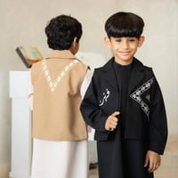 سيديري فاخرة مطرزة يدويًا بالخط العربي الأبيض