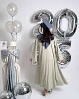 ارواب تخرج 2025 بطقم وشاح وقبعة مطرز بالاسم