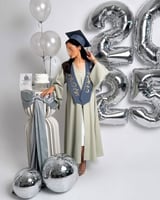 ارواب تخرج 2025 بطقم وشاح وقبعة مطرز بالاسم