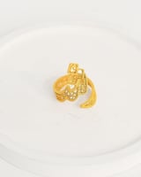 خاتم نسائي منقوش بالحروف لون ذهبي