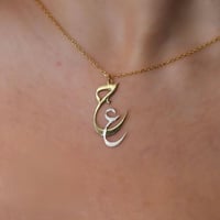 سلسال نسائي لون ذهبي منحوت حروف