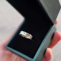 خاتم رجالي منقوش بالحروف لون فضي