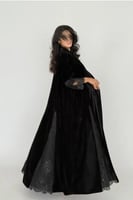 عبايه مخمل مع دانتيل فرنسي مطرز