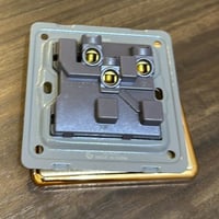 فيش مفرد 13 امبير ذهبي ضمان 25 سنة