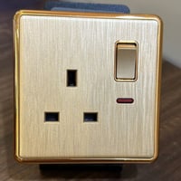 فيش مفرد 13 امبير ذهبي ضمان 25 سنة