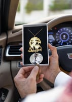 تعليقة سيارة بشكل صقر مع صورة حسب الطلب