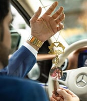 تعليقة سيارة استوداعية بالاسم والصورة مع عود وشكل...