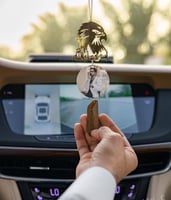 تعليقة سيارة بشكل صقر مع صورة حسب الطلب