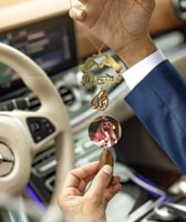 تعليقة سيارة استوداعية بالاسم والصورة مع عود وشكل...