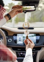 تعليقة سيارة استوداعية بالاسم والصورة حسب الطلب