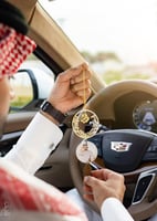 تعليقة سيارة استوداعية بالاسم والصورة حسب الطلب