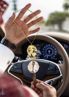 تعليقة سيارة بشكل صقر مع صورة حسب الطلب