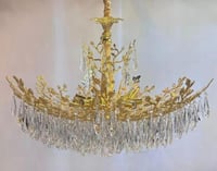 ثريا كريستال فاخرة بتصميم أوراق ذهبية