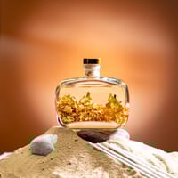 فواحة عطر بالأعواد في حامل زجاجي برائحة الشانغيرلا...