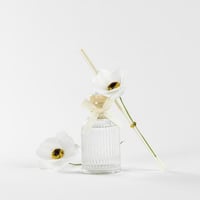 فواحة عطر بالاعواد في حامل زجاجي برائحة الفانيليا