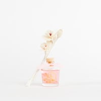 فواحة عطر بالأعواد في حامل زجاجي مع زهرة برائحة ال...