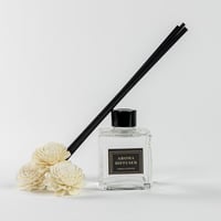 فواحة عطر بالأعواد في حامل زجاجي برائحة البامبو و...