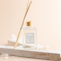 فواحة عطر بالأعواد في حامل زجاجي برائحة الليمون