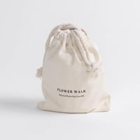 شمعة معطرة في حامل زجاجي بغطاء خشبي برائحة زهور