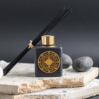 فواحة عطر بالأعواد في حامل زجاجي برائحة خشب الصندل...