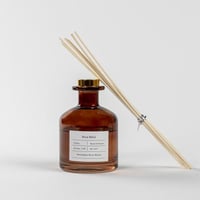 فواحة عطر بالأعواد في حامل زجاجي برائحة الخزامي