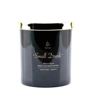 شمعة معطرة في حامل زجاجي بغطاء معدني برائحة العنبر