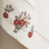 طقم أرواب استحمام فالير قطن تركي مطرز كريمي و بيج...