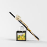 فواحة عطر بالأعواد في حامل زجاجي برائحة الليمون