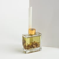 فواحة عطر بالأعواد في حامل زجاجي برائحة الهيلتون