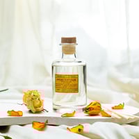 فواحة عطر بالأعواد في حامل زجاجي برائحة المسك الأب...