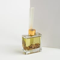 فواحة عطر بالأعواد في حامل زجاجي برائحة التين