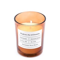 شمعة معطرة في حامل زجاجي برائحة الكمثري الإنجليزي...