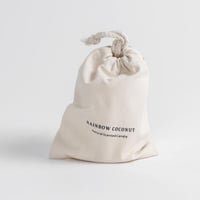 شمعة معطرة في حامل زجاجي بغطاء خشبي برائحة جوز اله...