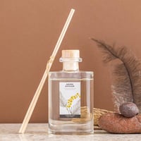 فواحة عطر بالأعواد في حامل زجاجي برائحة الكاميليا