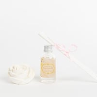 فواحة عطر بالأعواد في حامل زجاجي مع زهرة برائحة ال...