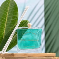 فواحة عطر بالأعواد في حامل زجاجي برائحة المانغوليا