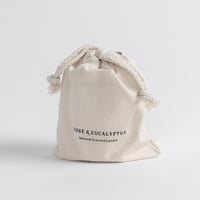 شمعة معطرة في حامل زجاجي بغطاء خشبي برائحة الورود