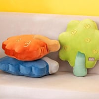 لعبة أطفال علي شكل شجرة مصنوعة من القطيفة بلون أخض...