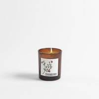 شمعة معطرة في حامل زجاجي برائحة الكزر