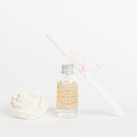 فواحة عطر بالأعواد في حامل زجاجي مع زهرة برائحة ال...