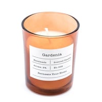 شمعة معطرة في حامل زجاجي برائحة الجاردينيا